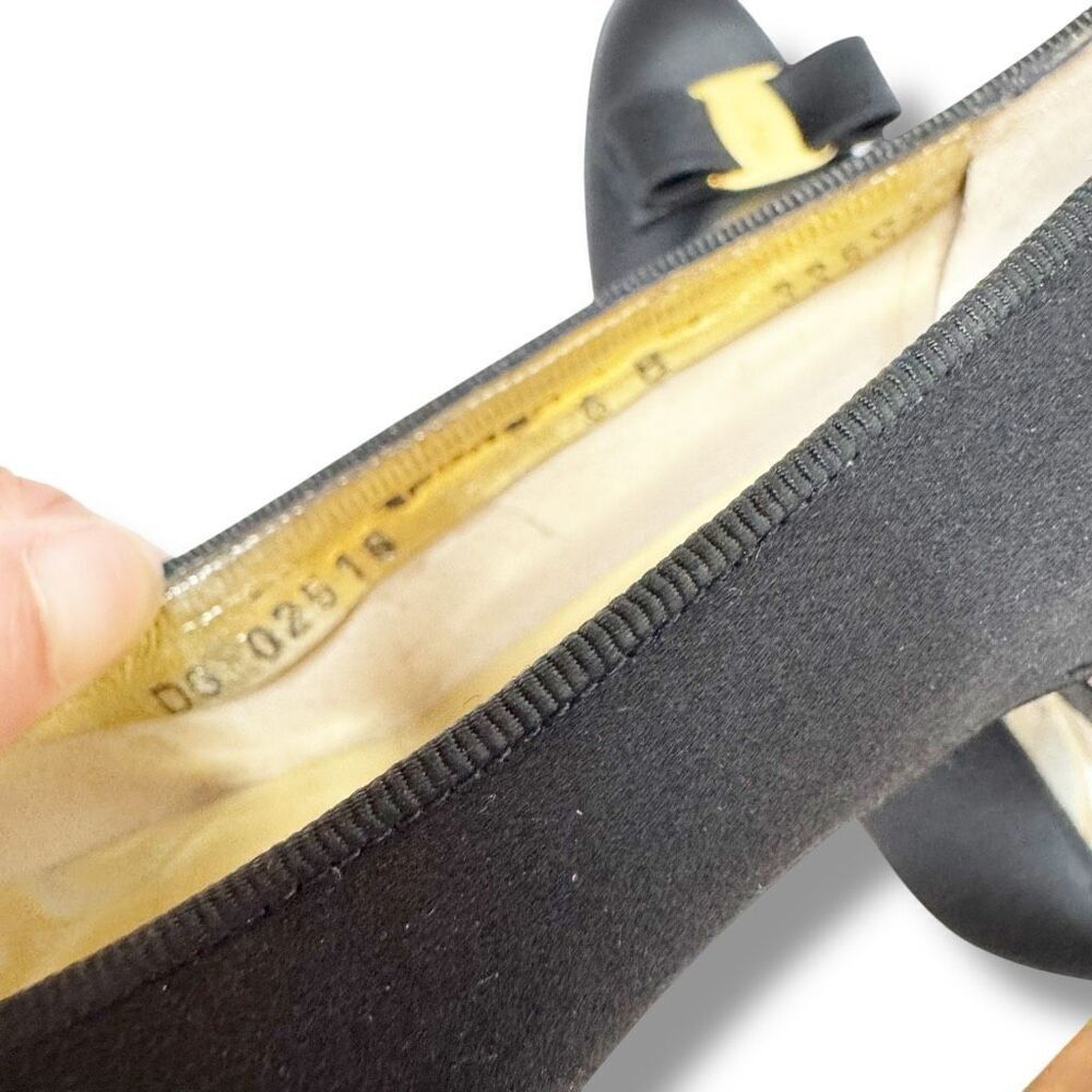 Salvatore Ferragamo Vara Bow Gold Logo Black Satin Pumps Italy Vintage Women’s 6 - Picture 11 of 12